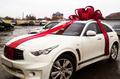 Красивая подарочная упаковка автомобиля, яхты, дома, рояля. Большой красный бант для Вашего подарка.